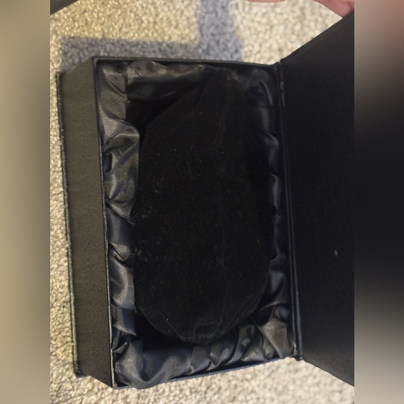 DOLLI golden magnetic hand clutch - Picture 2 of 8